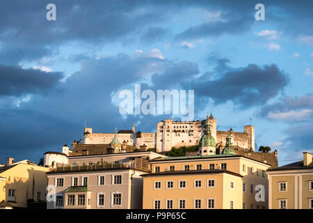 La ville de Salzbourg avec Forteresse Hohensalzburg au crépuscule Banque D'Images