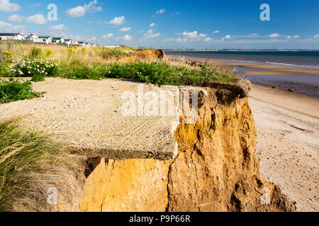 Une caravane de béton de base proche de Aldbrough sur la côte Est, près de Yorkshires Skipsea, UK. La côte est composé d'argiles, boulder doux très vulnérables à l'érosion côtière. Cette section de la côte, s'est érodée depuis l'époque romaine, avec de nombreux villages ayant disparu dans la mer, et est le plus rapide de la côte d'érosion en Europe. Le changement climatique est l'accélération de l'érosion, avec la montée du niveau de la mer, l'augmentation du temps orageux et augmenté les fortes pluies, qui jouent tous leur part. Banque D'Images