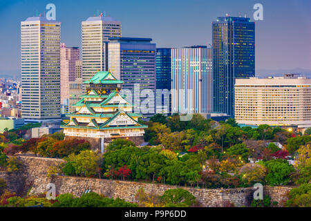 Osaka, Japon ville au château et parc d'affaires au crépuscule en automne. Banque D'Images