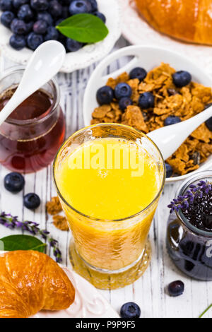 Le jus d'Orange. Petit-déjeuner continental avec des croissants, du café, des céréales et des fruits Banque D'Images