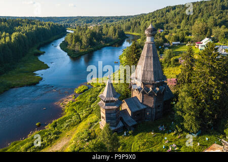 Vue d'ensemble de l'église de Saint-Nicolas (construite en 1696) dans Soginicy village et rivière, Podporozhysky Vazhinka district. Les forêts vertes de Leningrad Banque D'Images