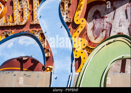 Close-up détails de vieux signe avec vintage ampoules, lettres de métal, de la peinture. Colorful abstract la signalisation, peint les détails et la texture complexe. Banque D'Images