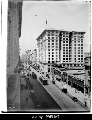 . Anglais : Birdseye view of Broadway nord depuis la huitième Street, Los Angeles, ca.1913 Photo d'une vue à vol d'oiseau de Broadway nord depuis la huitième Street, Los Angeles, ca.1913. Les voitures sont garées le long du trottoir. Quelques voitures et moins de chariots tirés par des chevaux et calèches partagent la rue avec 2 tramways. Drapeaux américains voler à partir de plusieurs bâtiments dont le toit de l'édifice de 12 étages (Los Angeles Bâtiment Investissement (bâtiment) et plus tard Chapman Morosco Theatre) au centre. Les piétons à pied le long des trottoirs. Une horloge (8:58) se tient sur le trottoir à gauche. Signes lisibles Banque D'Images