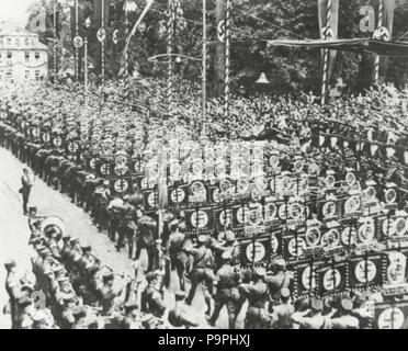 Le national-socialisme (1933-1945). Les soldats allemands ont défilé avec les bannières de victoire à la Karlsplatz à Weimar, Allemagne. La photographie. Banque D'Images