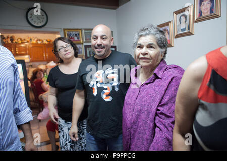 EXCLUSIVO. Lupillo Rivera visita un su familia (tímios, primos) en Hermosillo Sonora, llevo flores a la casa de su abuela llamada Dolores Real (Lola) p Banque D'Images