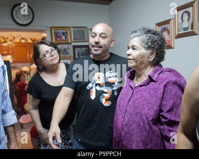 EXCLUSIVO. Lupillo Rivera visita un su familia (tímios, primos) en Hermosillo Sonora, llevo flores a la casa de su abuela llamada Dolores Real (Lola) p Banque D'Images