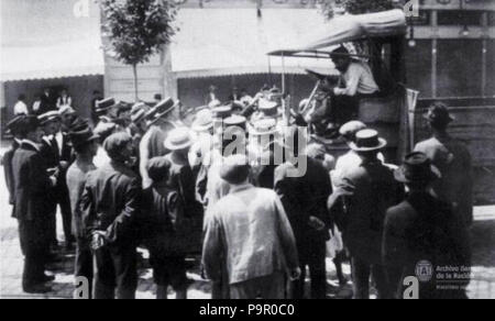 149 Archivo General de la Nación Argentina, Buenos Aires 1919 Semana Trágica, grupo de huelguistas intentando convencer al chófer para que se resume a la huelga. Banque D'Images