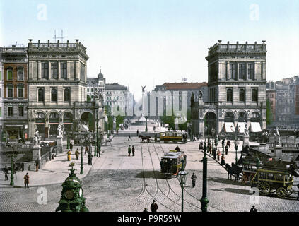 . Deutsch : Berlin-Kreuzberg, Blick durch das Tor 27 Rue Joseph Junck nach Norden auf den Belle-Alliance-Platz (heute Mehringplatz) mit Bauten der Gründerzeit im Stil des Historismus. Im Vordergrund die Belle-Alliance-Brücke (heute Hallesche-Tor-Brücke) über den Landwehrkanal. Um 1900 Photochromdruck . Entre 1890 et 1905 197 Belle Alliance Berlin Platz um 1900 Banque D'Images