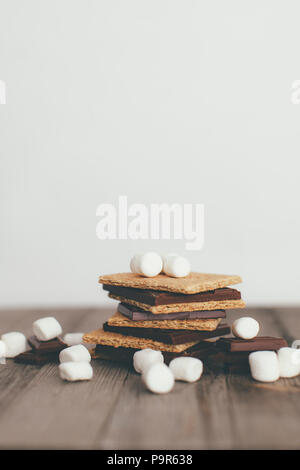 Pile de s'mores ingrédients sur une table en bois Banque D'Images