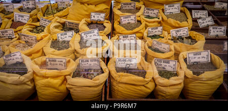 Les épices du marché en Provence, France Banque D'Images