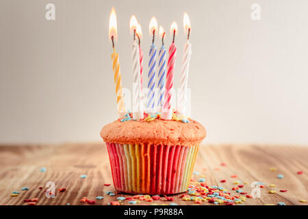 Cupcake de fête avec des bougies allumées sur un fond clair Banque D'Images