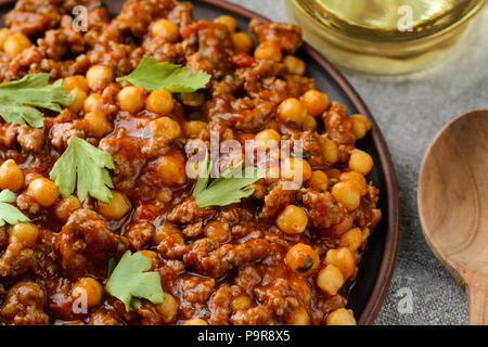 Le chili avec les pois chiches dans la plaque. Une cuisine traditionnelle Banque D'Images