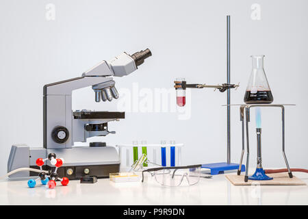 Banc avec microscope sciences chimiques et un bec Bunsen et autres équipements Banque D'Images