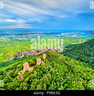 Les trois châteaux d'Eguisheim ou Husseren-les-chateaux dans le département Haut-Rhin - Alsace, France Banque D'Images