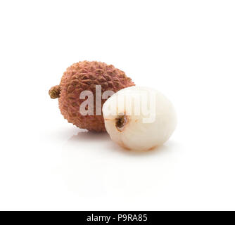 Un litchi deux sans le manteau isolé sur fond blanc rose de baies fraîches mûres Banque D'Images