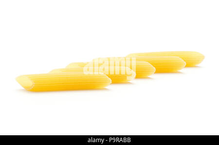 Penne Rigate cinq pièces dans la rangée isolé sur fond blanc sec pâtes crues Banque D'Images