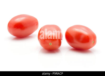 Tomates cerise isolé sur fond blanc trois ensemble et frais Banque D'Images
