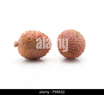 Le litchi isolé sur fond blanc rose baies mûres fraîches deux Banque D'Images