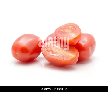 Tomates cerise isolé sur fond blanc pile de trois et deux moitiés de l'article Banque D'Images