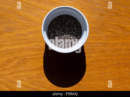 Chia seeds servi dans un bol blanc, une saine alimentation super aliments ingrédients Banque D'Images