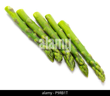 Groupe d'asperges vapeur bouilli dans la rangée isolé sur fond blanc Banque D'Images