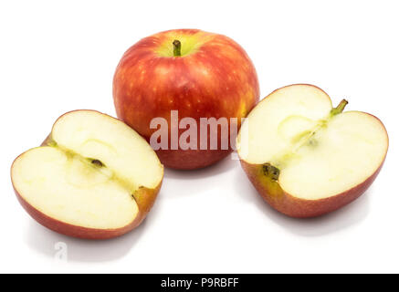 Kanzi rouge apple, un ensemble, deux moitiés, isolé sur fond blanc Banque D'Images