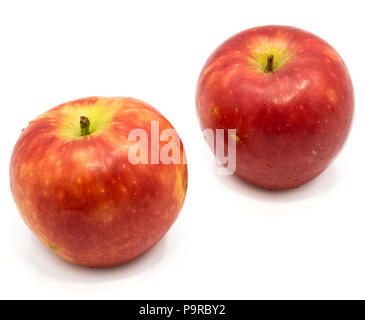 Ensemble de deux pommes Kanzi rouge isolé sur fond blanc Banque D'Images