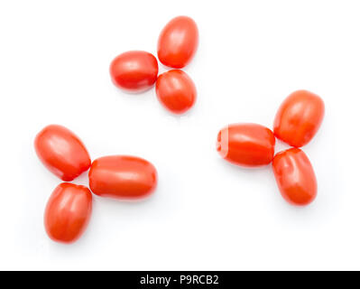 Tomates cerise fleurs Vue de dessus isolé sur fond blanc Banque D'Images