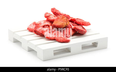 Congeler les fraises séchées sur une palette isolé sur fond blanc Banque D'Images