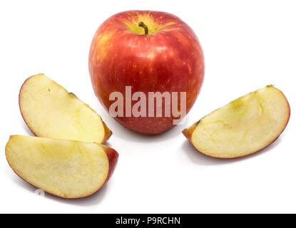 Les pommes Kanzi, un ensemble et trois tranches, isolé sur fond blanc Banque D'Images