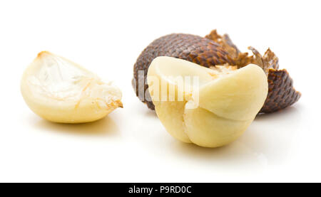 Salak Peel avec la peau isolé sur fond blanc séparés gousse Banque D'Images