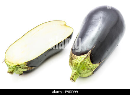 Un ensemble et un demi-aubergines (aubergine), section longitudinale, isolé sur fond blanc Banque D'Images