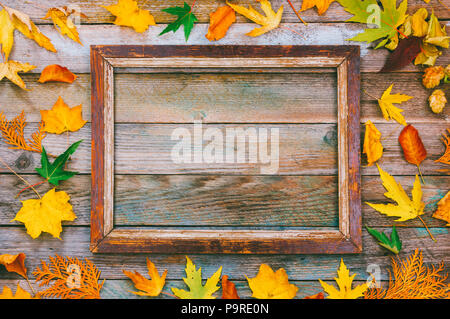 Composition d'automne. Les feuilles d'automne et d'image sur fond de bois avec copie espace. maquette pour texte, félicitations, phrases, lettrage Banque D'Images