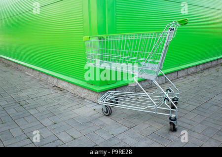 Vide panier gratuit sur fond vert avec copyspace. magasin de vente au détail. Banque D'Images