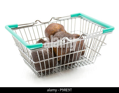 Salak dans un panier d'isolé sur fond blanc Banque D'Images