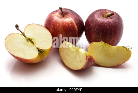 Pommes gala, deux ensemble, la moitié, deux tranches, isolé sur fond blanc Banque D'Images