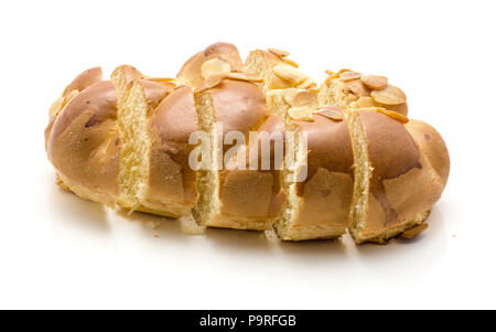 Tranches de pain tressé isolé sur fond blanc Banque D'Images