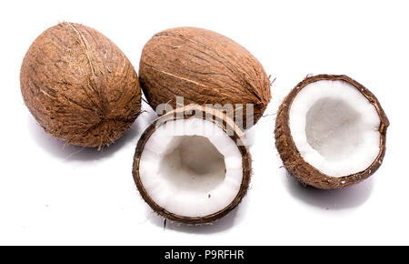 Deux ensemble de coco et deux moitiés de noix de coco fêlé isolé sur fond blanc Banque D'Images