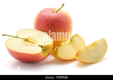 Ensemble d'Apple (Evelina variété) isolé sur fond blanc un ensemble de la moitié deux tranches composition Banque D'Images