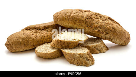 Deux bagels et des tranches de pain de son de blé entier isolé sur fond blanc Banque D'Images