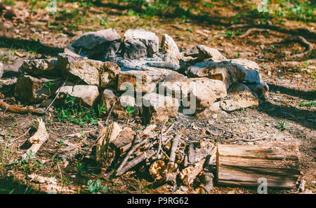 Pour un foyer de pierres et pliée de feu de bois sec dans la forêt sur une journée ensoleillée d'été ou de printemps Banque D'Images