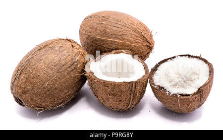 Deux ensemble de coco et deux moitiés de copeaux de coco fêlé isolé sur fond blanc Banque D'Images