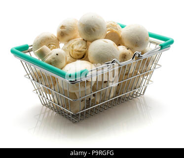 Champignons dans un panier d'isolé sur fond blanc Banque D'Images