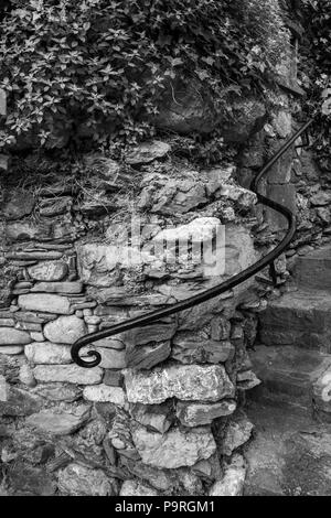 Meubles en fer forgé de la main courante sur un mur en pierre de granit par étapes qui mènent à l'église de Beget, Catalogne, Espagne Banque D'Images