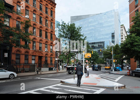 La ville de New York, USA - 20 juin 2018 : man crossing Stuyvesant Street dans East Village de Manhattan Banque D'Images