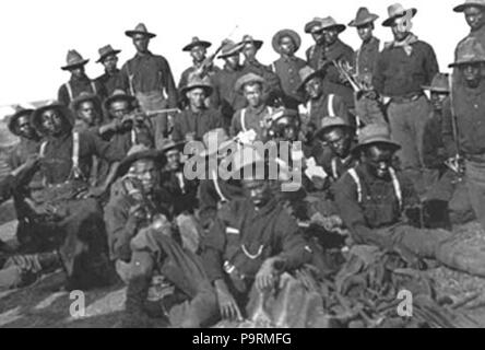 . Des soldats Buffalo du 10e Régiment de cavalerie vers 1898, Augustus Walley (rangée du haut, 2ème en partant de la droite, avec le bandana autour du cou), un ancien esclave de Bond Avenue à Reisterstown, MD, a gagné la médaille d'honneur. vers 1898 256 BuffaloSoldiersAW Banque D'Images