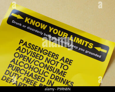 Connaissez vos limites de l'alcool, un aéroport d'avertissement et d'alcool notice Banque D'Images