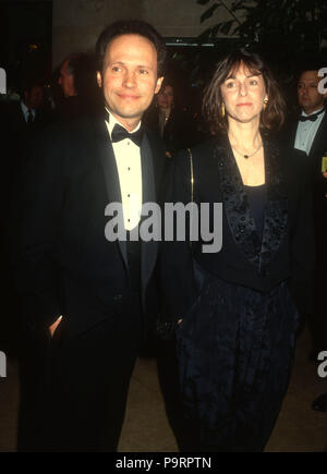 Los Angeles, CA - le 22 mars : (L-R) comédien Billy Crystal et sa femme Janice Crystal assister à la 44e conférence annuelle des Writers Guild of America Awards le 22 mars 1992 à l'hôtel Beverly Hilton à Beverly Hills, Californie. Photo de Barry King/Alamy Stock Photo Banque D'Images