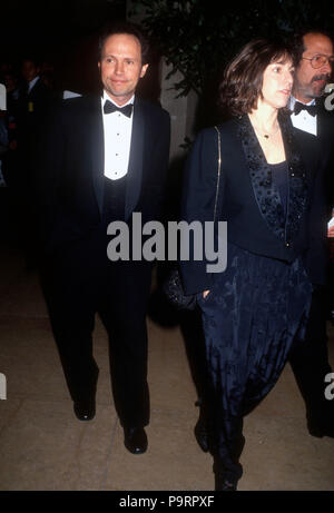 Los Angeles, CA - le 22 mars : (L-R) comédien Billy Crystal et sa femme Janice Crystal assister à la 44e conférence annuelle des Writers Guild of America Awards le 22 mars 1992 à l'hôtel Beverly Hilton à Beverly Hills, Californie. Photo de Barry King/Alamy Stock Photo Banque D'Images