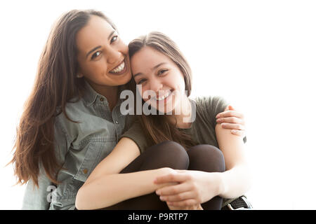 Portrait de deux sœurs à côté d'une grande fenêtre lumineuse. Famille heureuse Banque D'Images